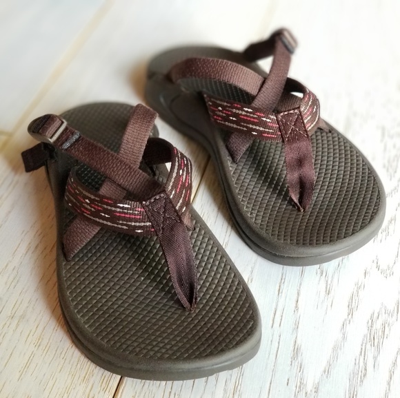 chaco hipthong sandals